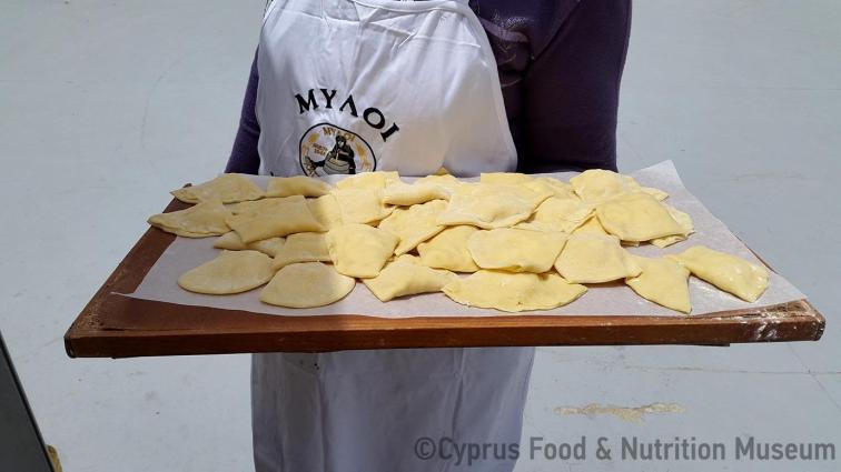 Τα πουρέκια τοποθετούνται σε δίσκο και μεταφέρονται για ψήσιμο (Μαγειρεύω Κυπριακά 2015). <br/> Πηγή: Στάλω Λαζάρου. 