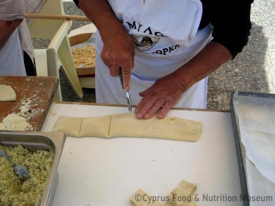 Ακολούθως, κόβονται τα πουρέκια.  <br/> Πηγή: Στάλω Λαζάρου. 