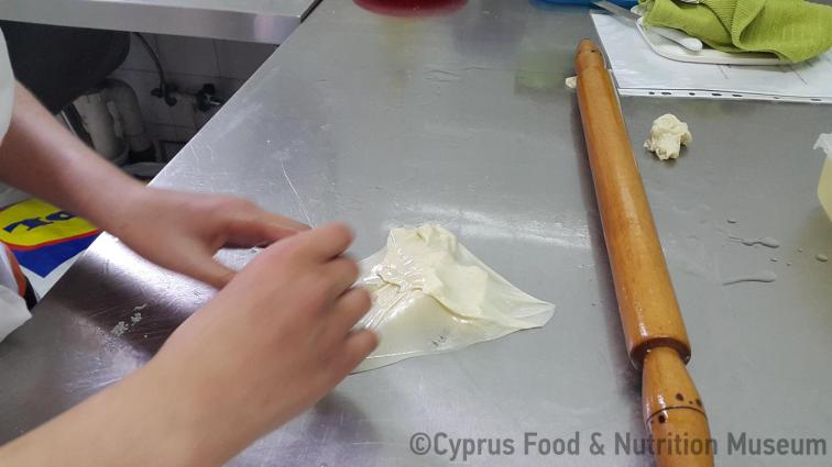 Οι άκρες διπλώνονται προς τα μέσα (Μαγειρεύω Κυπριακά 2015). <br/> Πηγή: Στάλω Λαζάρου.  