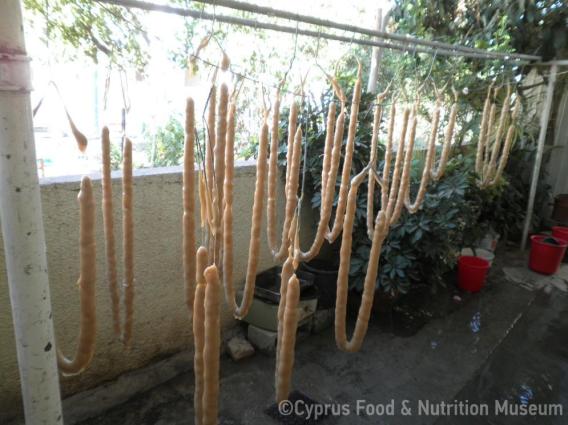 Σιουσιούκκος τελειωμένος, κρεμασμένος για στέγνωμα. <br/> Πηγή: Στάλω Λαζάρου. 