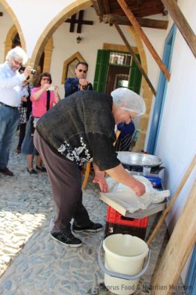 Υπαίθρια παρασκευή χαλλουμιού 9. Πέρα Ορεινής 22/3/2014.<br/> Πηγή: Κατερίνα Λαζάρου.