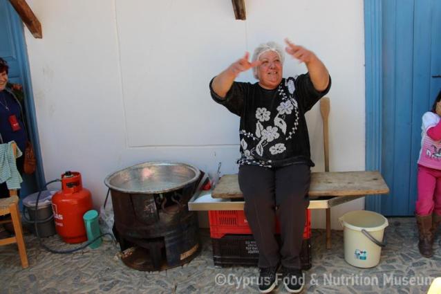 Υπαίθρια παρασκευή χαλλουμιού 6. Πέρα Ορεινής 22/3/2014.<br/> Πηγή: Κατερίνα Λαζάρου.