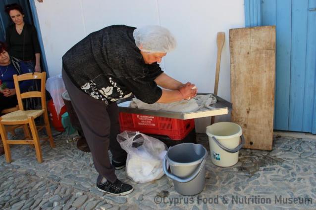Υπαίθρια παρασκευή χαλλουμιού 12. Πέρα Ορεινής 22/3/2014.<br/> Πηγή: Κατερίνα Λαζάρου.
