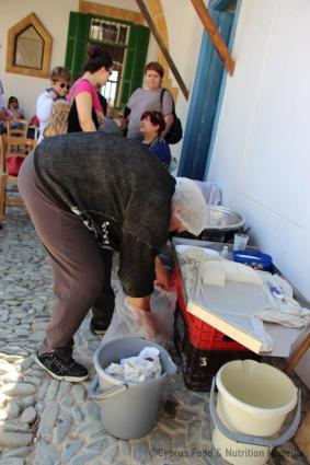 Υπαίθρια παρασκευή χαλλουμιού 16. Πέρα Ορεινής 22/3/2014.<br/> Πηγή: Κατερίνα Λαζάρου.