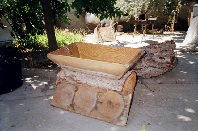 Ξύλινη βούρνα και μικρό κουπποσάνιδο, σύνεργα παρασκευής ψωμιού. <br/> Άδεια δημοσίευσης: Κατερίνα Μηνά-Καρεκλά. 