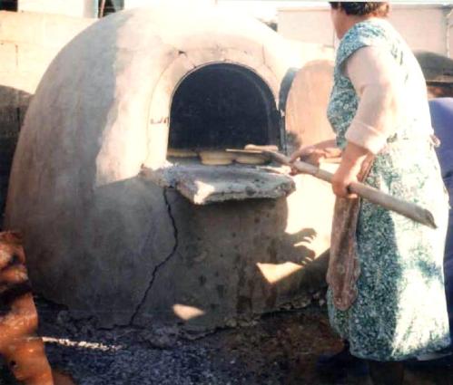 Φούρνισμα παραδοσιακών ζυμωμάτων. <br/> Πηγή: Χρυστάλλα Λυμπουρίδου, 1991.
