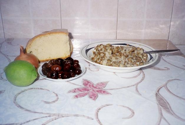 Φακές μουτζιέντρα με κρεμμύδι, ψωμί, λεμόνι και ελιές μαύρες. <br/> Άδεια δημοσίευσης: Κατερίνα Μηνά-Καρεκλά. 