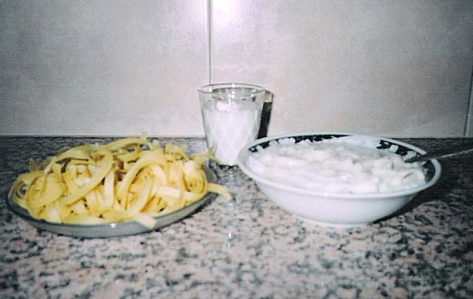 Τριν ωμό και γαλότριν. <br/> Άδεια δημοσίευσης: Κατερίνα Μηνά-Καρεκλά. 