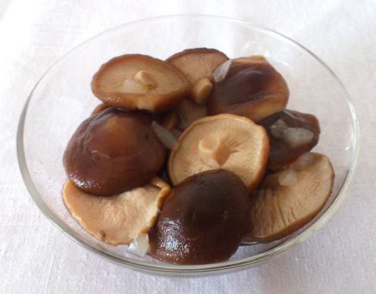Μανιτάρια ξιδάτα. <br/> Πηγή: https://commons.wikimedia.org/wiki/File:Pickled_mushrooms_4.JPG