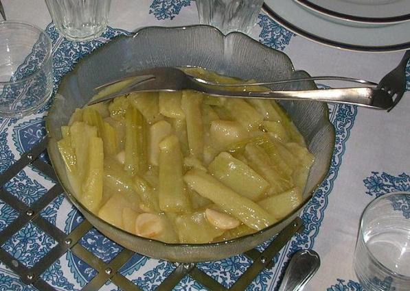 Xωστές με σκόρδο.<br/> Πηγή: Xufanc, https://commons.wikimedia.org/wiki/File:Cardoon-navarrese15.JPG.