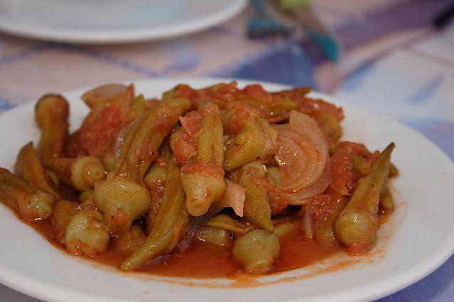Μπάμιες γιαχνί. <br/> Πηγή: Robert Kindermann, https://en.wikipedia.org/wiki/Cypriot_cuisine#/media/File:BamiesLaderes%28RobertK%29.JPG