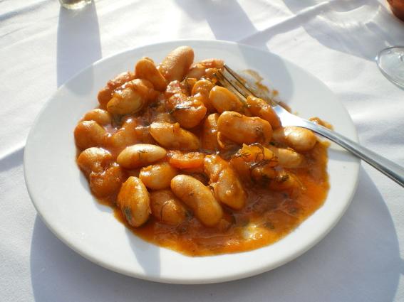 Φασόλια γίγαντες. <br/> Πηγή: https://en.wikipedia.org/wiki/Gigandes_plaki#/media/File:Gigandes_plaki.jpg
