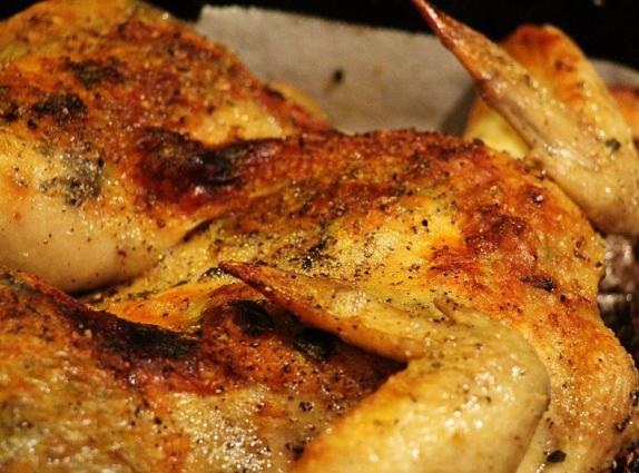 Κοτόπουλο στο φούρνο. <br/> Πηγή: Michael J. Bennett, https://commons.wikimedia.org/wiki/File:Roasted_Chicken,_Butterflied,_on_Potatoes,_Baking_Pan_Close_UP.jpg