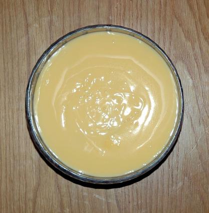 Κρέμα ζαχαροπλαστικής (patisserie custard). <br/> Πηγή: https://en.wikipedia.org/wiki/Custard#/media/File:Trifle-%28custard-layer%29-plan.jpg