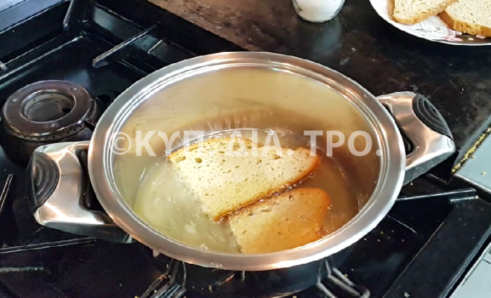 Κατσούρες κατά το τηγάνισμα. Μαγειρεύω Κυπριακά 2015. <br/> Πηγή: Στάλω Λαζάρου. 