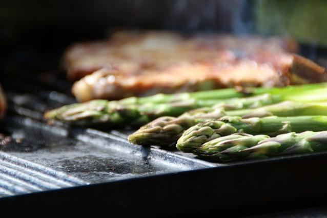 Φιλέτο και αγρέλια (σπαράγγια. <br/> Πηγή: https://pixabay.com/en/asparagus-green-asparagus-steak-353941/