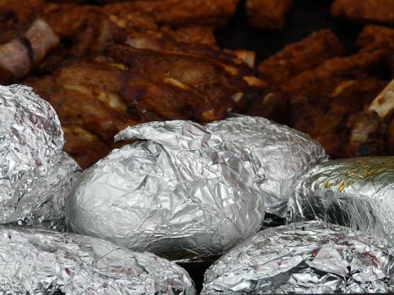 Πατάτες στα κάρβουνα. <br/> Πηγή: https://pixabay.com/en/baked-potatoes-potato-dish-58735/