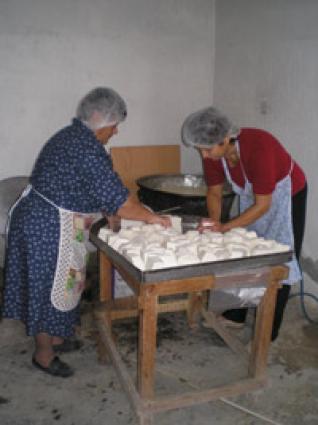 «Παρασκευή χαλλουμιών» <br/> Πηγή: http://www.mari.org.cy/gr/traditional-lgr/halloumi-lgr