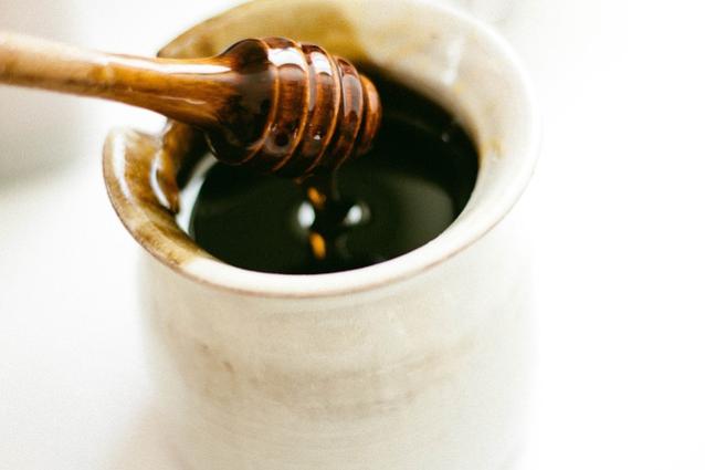Μέλι. <br/> Πηγή: https://pixabay.com/en/honey-dipper-honey-tool-bee-honey-351485/