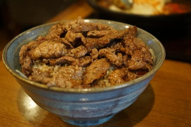 Κρέας με το ρύζι. <br/> Πηγή: https://pixabay.com/en/lunch-rice-bowl-meat-709423/