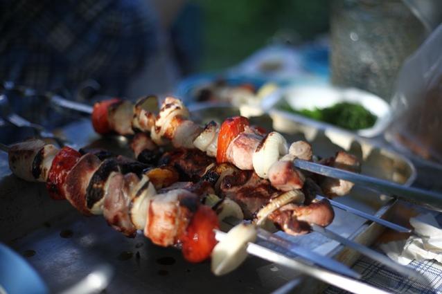 Κρέας σουβλάκι με λαχανικά. <br/> Πηγή: https://pixabay.com/en/shish-kebab-fried-meat-skewers-food-817162/ 