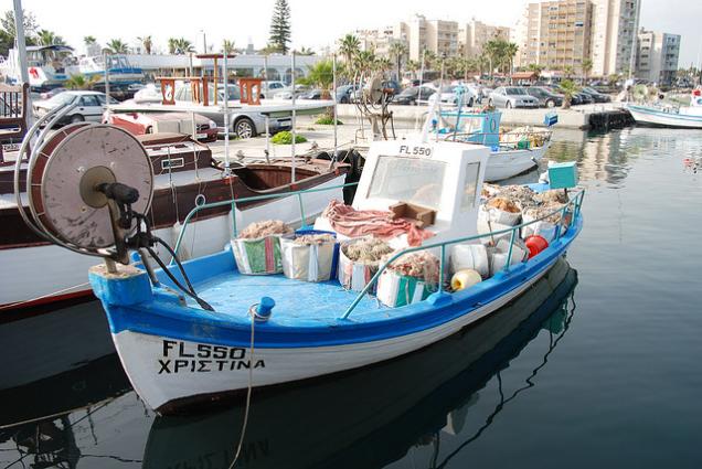 Ψαρόβαρκα σε λιμανάκι στη Λάρνακα. 