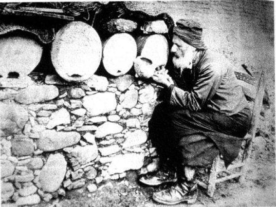 Μοναχός στον Άγιο Ηρακλείδιο που καπνίζει το μελισσιώνα του με σπασμένο πήλινο αγγείο (από το λεύκωμα Ohnefalsch-Richter, Πολιτιστικό Κέντρο Λαϊκής Τράπεζας Κύπρου). Βλ. Ριζοπούλου-Ηγουμενίδου Ευφροσύνη (2000) 394.