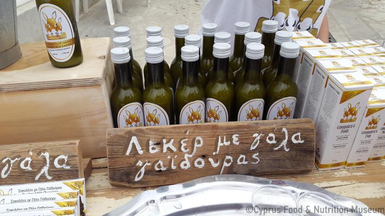 Λικέρ με γάλα γαϊδούρας (Φεστιβάλ Κόρνου, Οκτώβρης 2015). <br/> Πηγή: Στάλω Λαζάρου. 