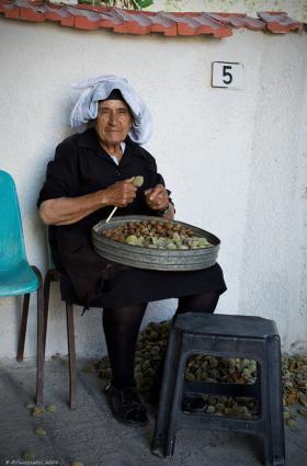 Η γριά Βικτώρια καθαρίζει αθάσια <br/> Πηγή: Φ. Γεωργιάδης
