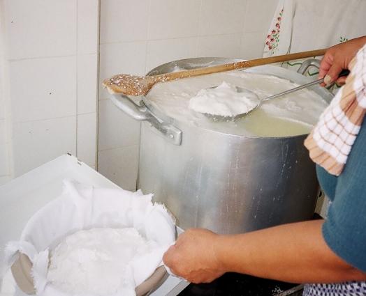 Παρασκευή αναρής. Αφού έβραζε καλά ο νορός και το γάλα, έβγαινε από πάνω και την μάζευαν με την κουτάλα. Την έβαζαν σε λεπτό πανί ή σε ταλάρι. <br/> Άδεια δημοσίευσης από: Κατερίνα Μηνά-Καρεκλά