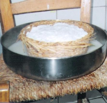 Παρασκευή αναρής. Όταν δεν θα αλατιζόταν έμπαινε σε ταλάρι να στραγγίσει και να φύγει ο νορός. <br/> Άδεια δημοσίευσης από: Κατερίνα Μηνά-Καρεκλά