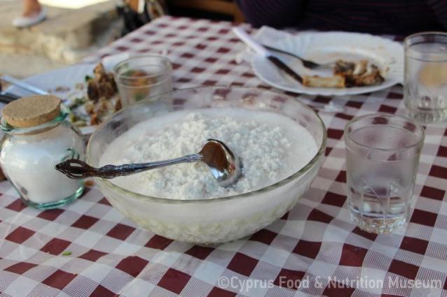 Φρέσκια αναρή με ζάχαρη, ιδανικό επιδόρπιο μετά το γεύμα, Πέρα Ορεινής 22/3/2014.φωτ: Κατερίνα Λαζάρου