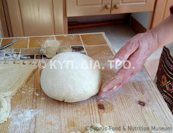 Ζυμάρι με προζύμι, σιταρένιο, για την κατασκευή άρτου. Λετύμπου 2016. <br/> Πηγή: Στάλω Λαζάρου.