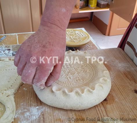 Διακόσμηση της περιφέρειας του άρτου. Λετύμπου 2016. <br/> Πηγή: Στάλω Λαζάρου.