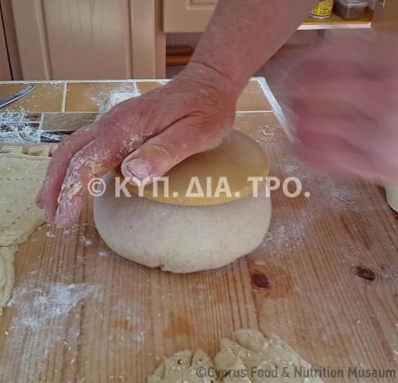 Το τύπωμα του άρτου. Λετύμπου 2016. <br/> Πηγή: Στάλω Λαζάρου.