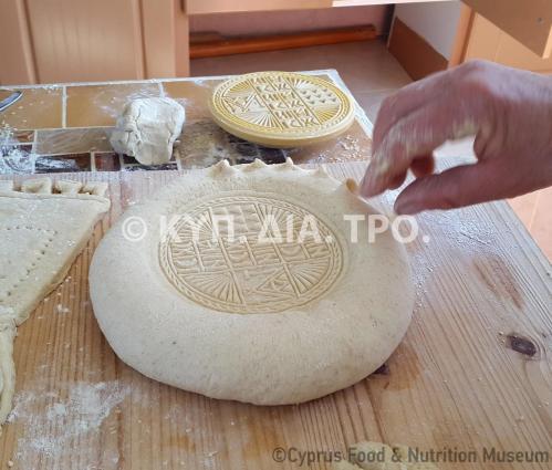 Διακόσμηση της περιφέρειας του άρτου. Λετύμπου 2016. <br/> Πηγή: Στάλω Λαζάρου.
