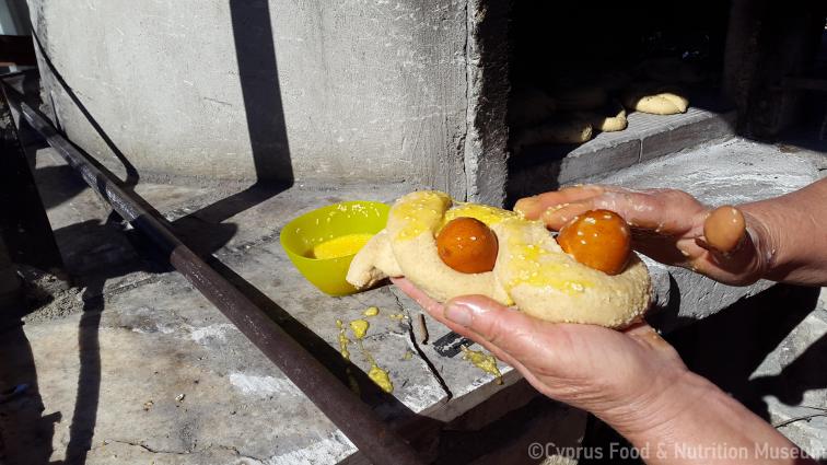 Πριν μπουν στο φούρνο, οι αυκωτές αλείφονται με αυγό και σησάμι. Λετύμπου, 2016. <br/> Πηγή: Στάλω Λαζάρου.