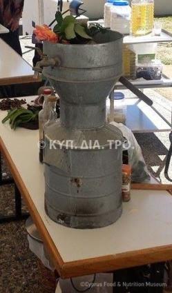Αποστακτήρας ροδοστάγματος (Μαγειρεύω Κυπριακά 2015). <br/> Πηγή: Στάλω Λαζαρου. 