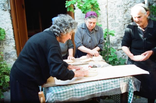 «Παρασκευή πασχαλινών ζυμωμάτων» <br/> Πηγή: Υπουργείο Γεωργίας