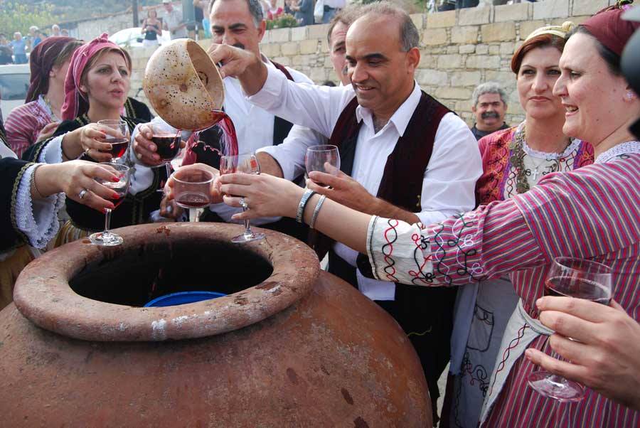 Κρασί από πιθάρι. Σερβίρεται με την κολόκα, είδος αρυτήρα από κομμένο κολοκύθι. 
