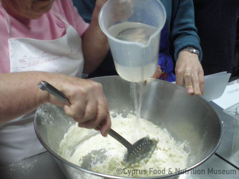 Ξεροτήανα ταραχτά με σταφιδάκια και μέλι, στάδιο παρασκευής 1, Λευκωσία 28/2/2014.