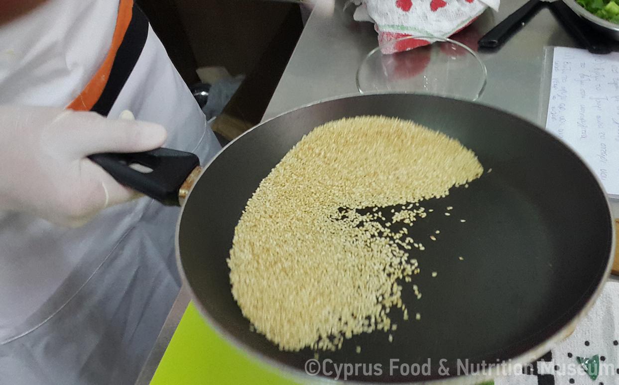 Παρασκευή παστελιού. Το σησάμι καβουρδίζεται στο φούρνο ή στο τηγάνι (Μαγειρεύω Κυπριακά 2015). 