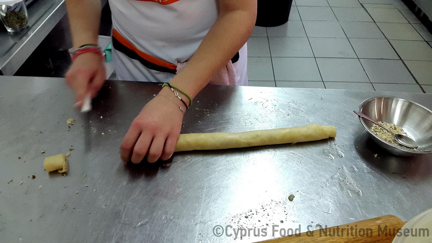 Το ρολό κόβεται σε κομμάτια. (Μαγειρεύω Κυπριακά 2015). 