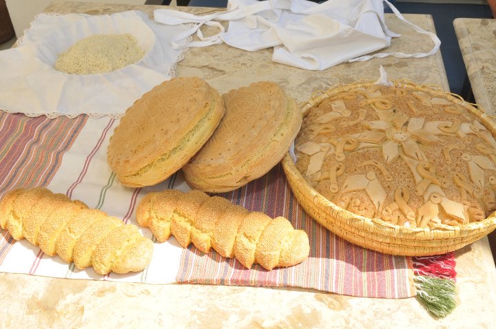 Πρόσφορα, κουλούρια και παννυχίδα. 