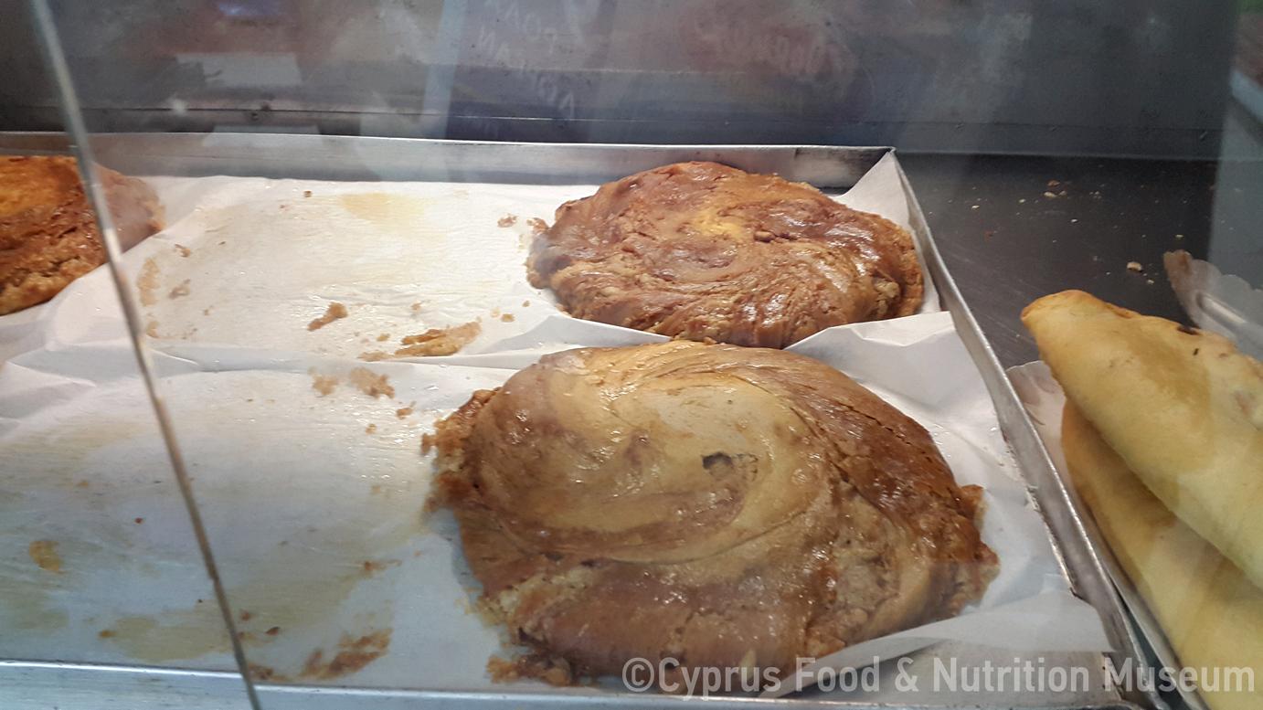 Ταχινόπιτες προς πώληση σε φούρνο. 