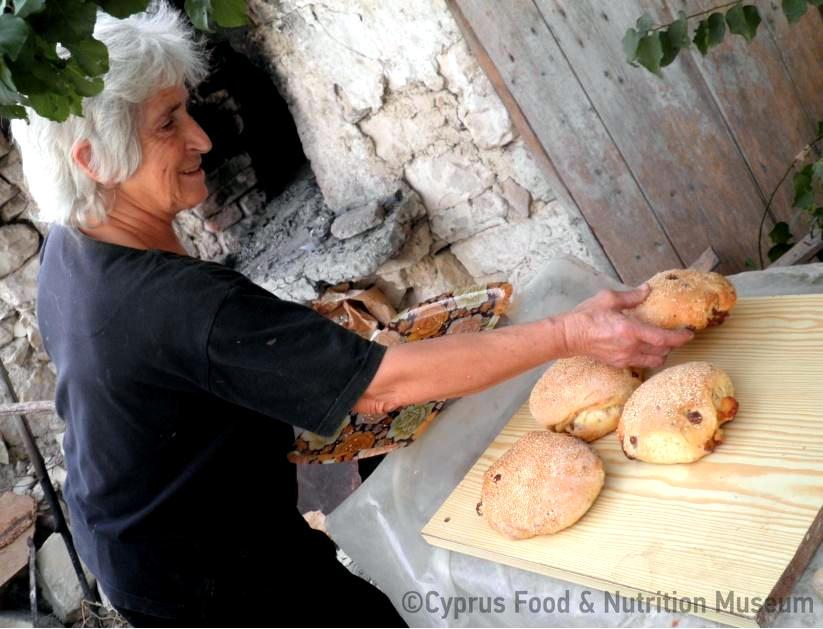 Φρεσκοψημένες χαλλουμωτές και ελιωτές. 