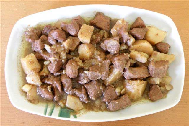 Χοιρινό (αφέλια) με πατάτες, πιάτο παρόμοιο με την κρασάτη τηγανιά. 