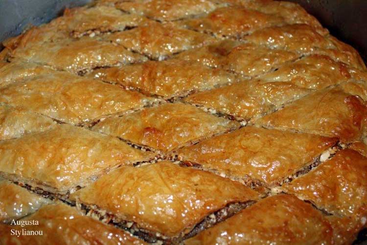Μπακλαβάς στο ταψί, ψημένος και κομμένος σε κομμάτια. 