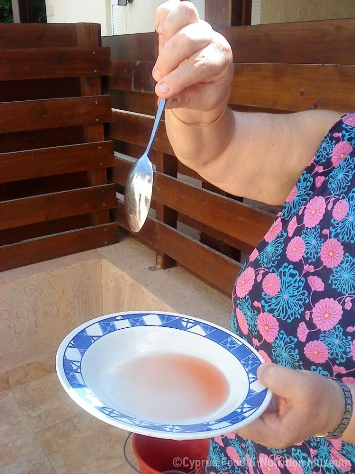 Ελέγχουμε εάν το σιρόπι έδεσε. 