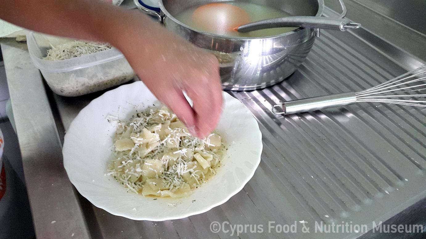 Πασπαλίζουμε με τρίμμα χαλουμιού (Μαγειρεύω Κυπριακά 2015). 